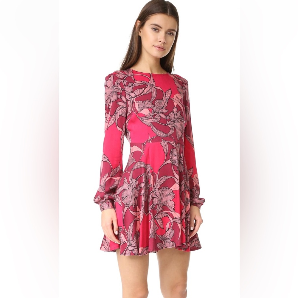 ◾️MINKPINK Femme Fatal Floral Print Fit And Flare Long Sleeve Open Back Dress